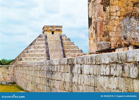 The Conquest of Chichén Itzá: A Maya Center Falling to Toltec Influence; Warfare and Political Intrigue Define the 10th Century Yucatán